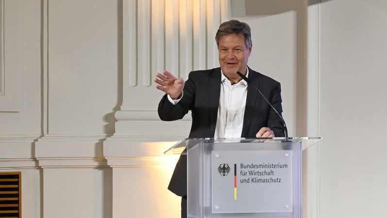 Bundesminister Robert Habeck am Rednerporium im Bundesministerium für Wirtschaft und Klimaschutz